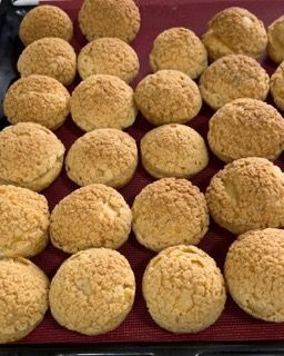 Un mucchio di biscotti sono appoggiati su un tavolo
