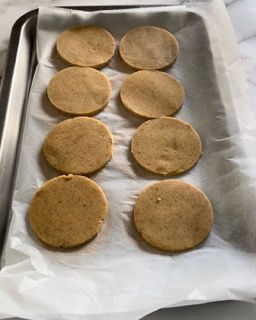 Un vassoio di biscotti appoggiato su un pezzo di carta oleata