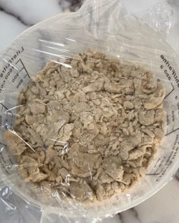 Un sacchetto di plastica con un misurino pieno di cibo