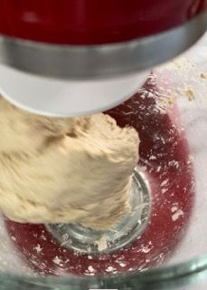 Un primo piano di un mixer con l'impasto dentro