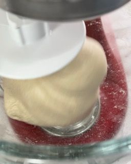 Primo piano di un impasto mescolato in un'impastatrice.
