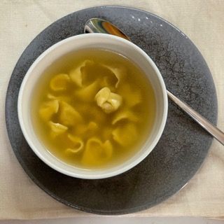 Un mucchio di ravioli gialli su una superficie bianca