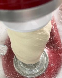 Un primo piano di un impasto mescolato in un'impastatrice
