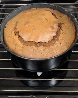Una torta marrone in una padella sul fornello