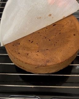 Una torta con un pezzo di carta oleata sopra