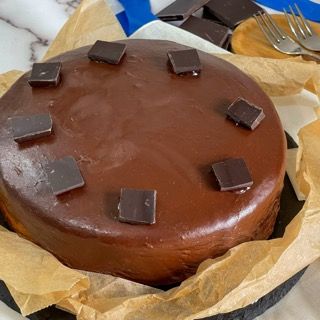 Una torta al cioccolato con quadratini di cioccolato sopra