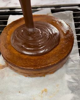 Una torta con del cioccolato versato sopra