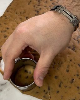 Un uomo che indossa un braccialetto tiene in mano una lattina di cibo