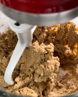 Primo piano di un mixer pieno di impasto per biscotti.