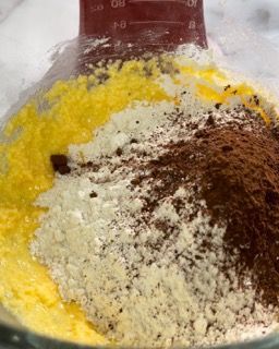 Primo piano di una ciotola piena di farina e cacao in polvere.