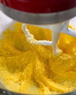 Un mixer sta mescolando un liquido giallo in una ciotola.