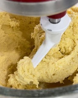 Un primo piano di un mixer con la pastella dentro