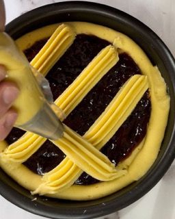 Una torta decorata con una sac à poche