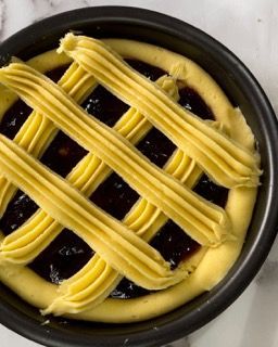 Una torta con una crosta a grata e glassa gialla