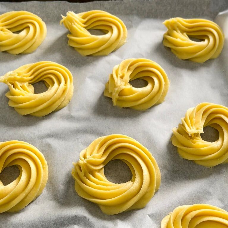 Un mucchio di vortici gialli su un pezzo di carta oleata