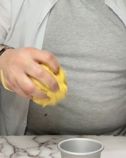 Una persona tiene in mano un oggetto giallo.