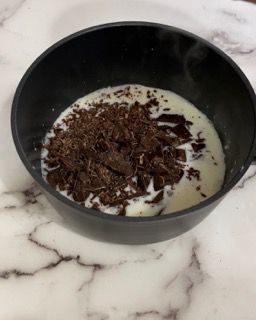 Una ciotola di yogurt con scaglie di cioccolato dentro