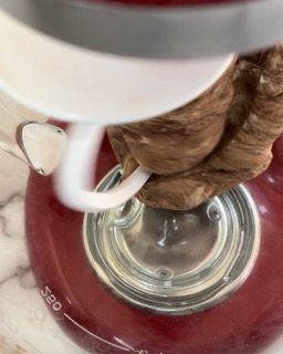 Un primo piano di un mixer rosso con il numero 320 sopra