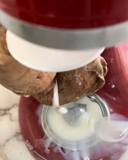 Un primo piano di un mixer rosso con un misurino che riporta la scritta 300