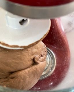 Un primo piano di un mixer con un impasto dentro
