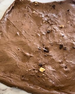 Un primo piano di un pezzo di cioccolato fondente su un tavolo.