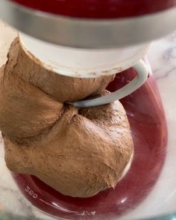 Primo piano di un impasto al cioccolato in un mixer.