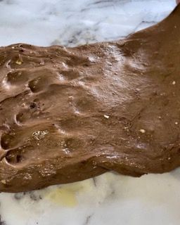 Primo piano di un pezzo di pasta al cioccolato su un tavolo.