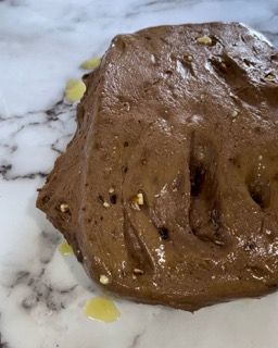 Primo piano di un pezzo di mousse al cioccolato su un piatto.
