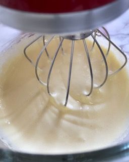 Fruste elettriche che montano le uova fino a ottenere un composto chiaro e spumoso.