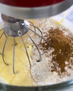 Farina, lievito e spezie setacciate e aggiunte al composto montato.
