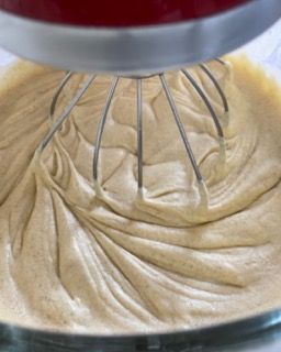 Impasto finale per la torta di mele, denso, liscio e omogeneo.