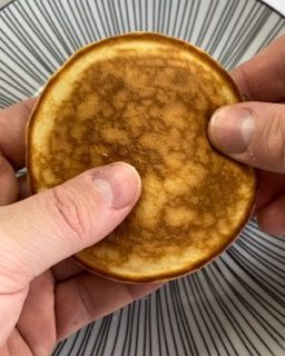 Una persona tiene in mano un pancake
