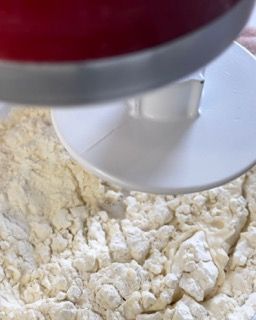 Un mixer mescola la farina in una ciotola.