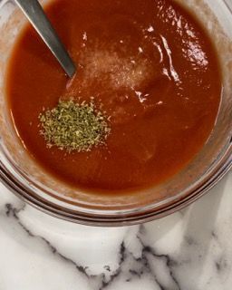 Una ciotola di zuppa di pomodoro con un cucchiaio dentro