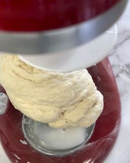 Un primo piano di un impasto mescolato in un'impastatrice