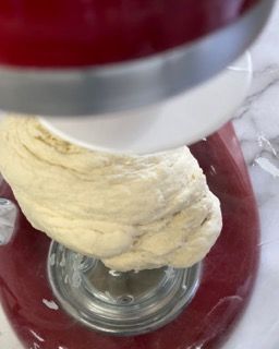 Un primo piano di un impasto mescolato in un'impastatrice
