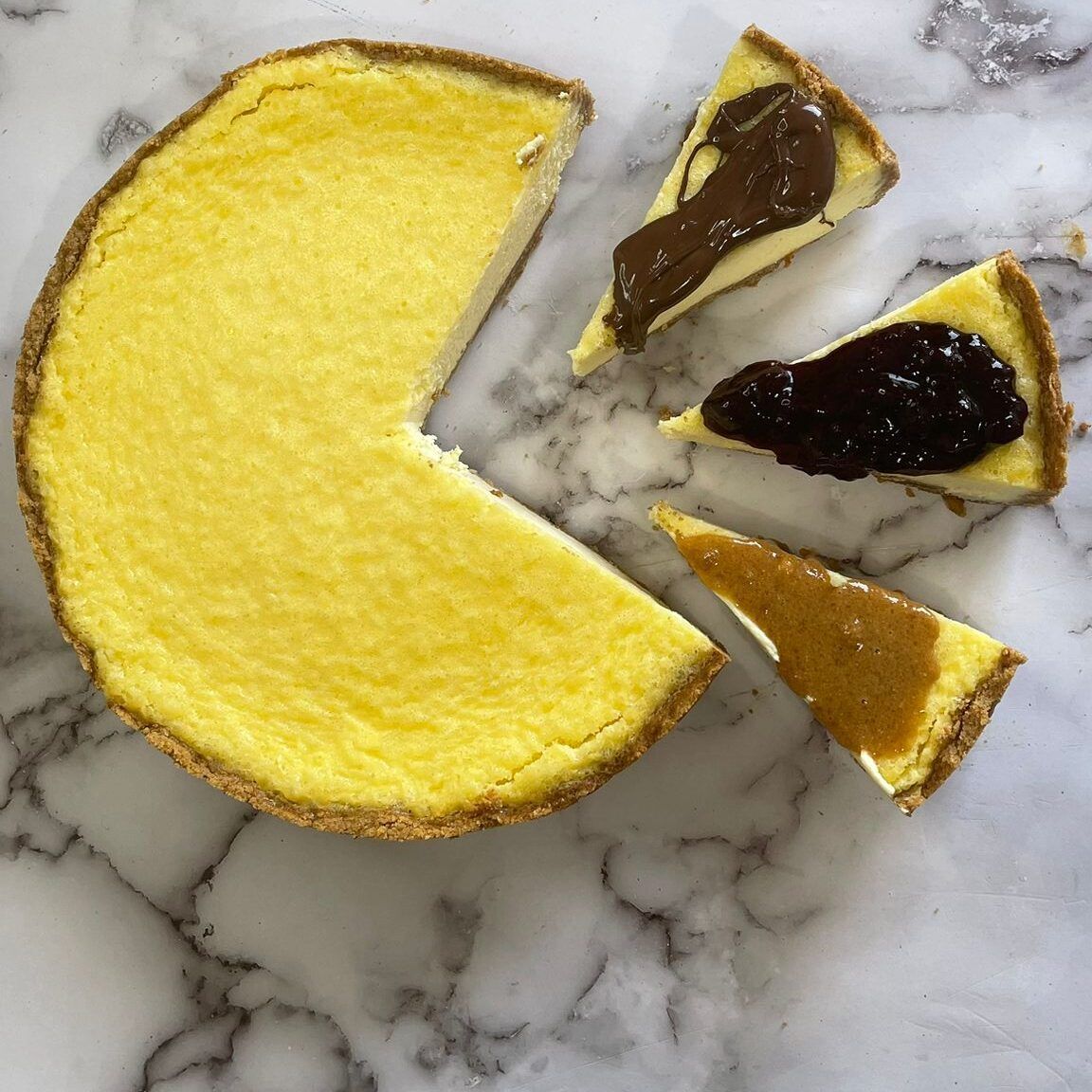 Una cheesecake con una fetta tagliata fuori