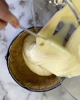 Una persona sta versando una pastella in una padella.