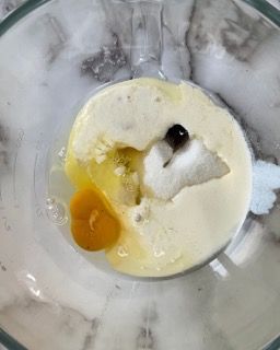 Un primo piano di una coppetta di gelato con un cucchiaino dentro.