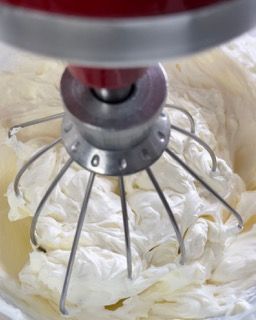 Un primo piano di un mixer con panna montata dentro