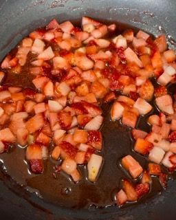 Le fragole tritate vengono cotte in padella