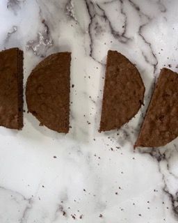 Quattro fette di torta al cioccolato su una superficie di marmo