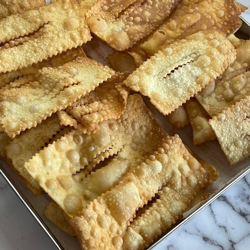 Raffreddamento dei crostoli dorati e croccanti pronti per la finitura.