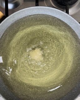 Una pentola d'acqua viene bollita sul fornello.