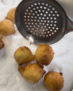 Si sta usando un colino per raccogliere un po' di cibo