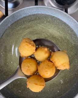 Una pentola di cibo con un cucchiaio dentro