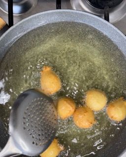 Le patate vengono cotte in una padella con un mestolo