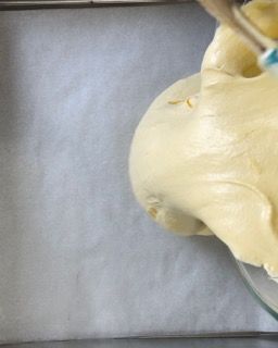 Primo piano di una persona che versa la pastella in una padella.