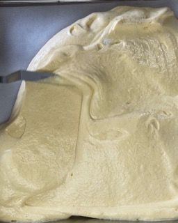 Un cucchiaio sporge da una pila di gelato
