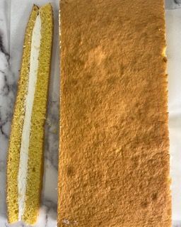 Un pezzo di torta con una fetta tolta e un pezzo di torta con una fetta tolta.